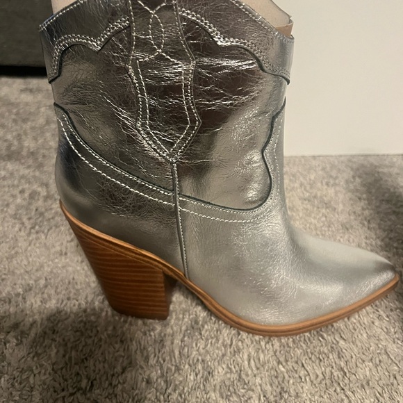 NWOT MARC FISHER BOOTIES CHROME SILVER 7.5 - Picture 5 of 5
